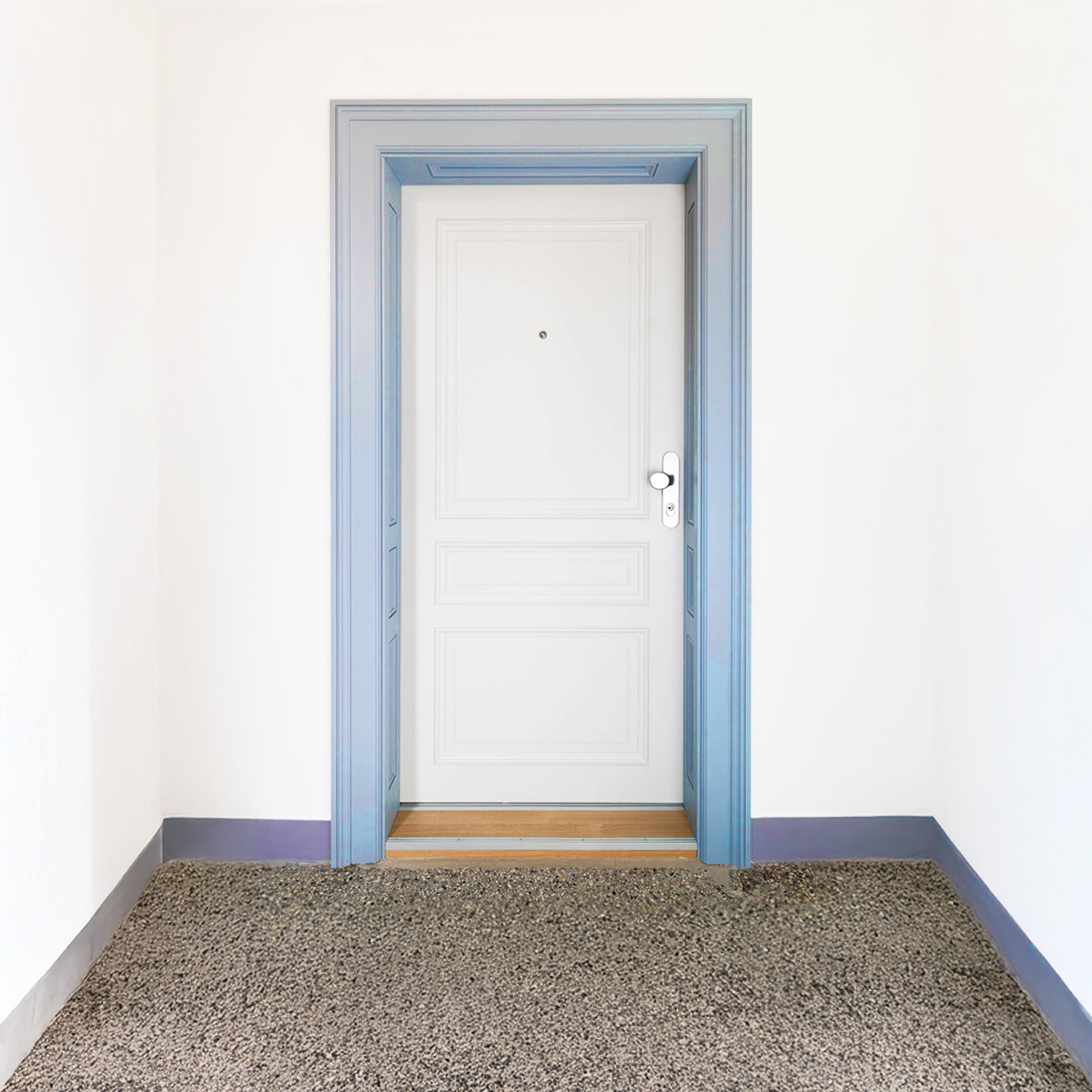Einflügelige weiße BULL Sicherheitstür mit Kassettenfüllungen und weißem Beschlag – eingebaut in einem Wiener Altbau-Stiegenhaus mit blauem Türstock und Terrazzoboden